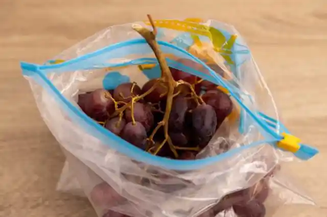 25. Use Polyethylene Bags To Store Grapes Safely