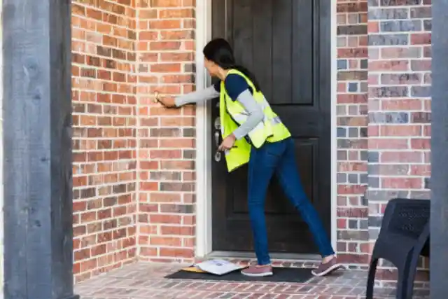 Delivery Driver Demands Husband To Recognize Her Before She Leaves