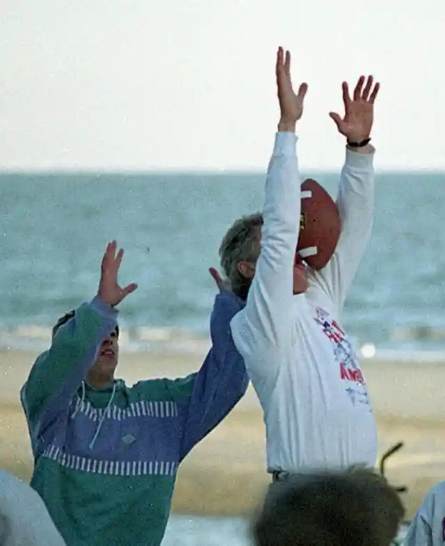 Clinton En Un Accidente De Fútbol