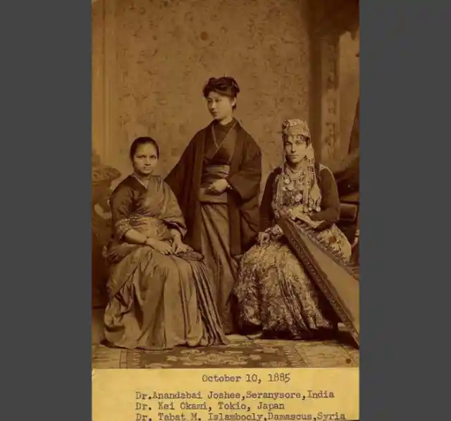 Las Mujeres En La Medicina, 1885