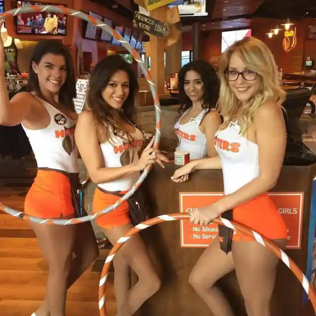 Recuerdos De Hooters Para El Personal