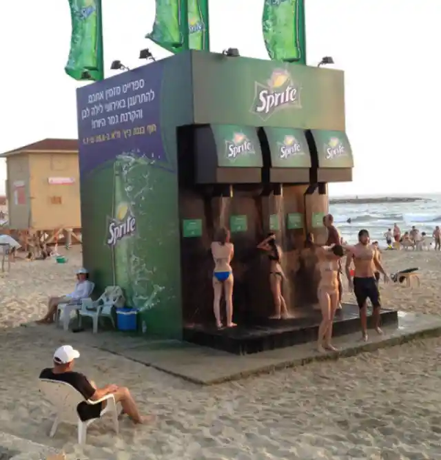 Un Anuncio De Sprite Junto A La Playa