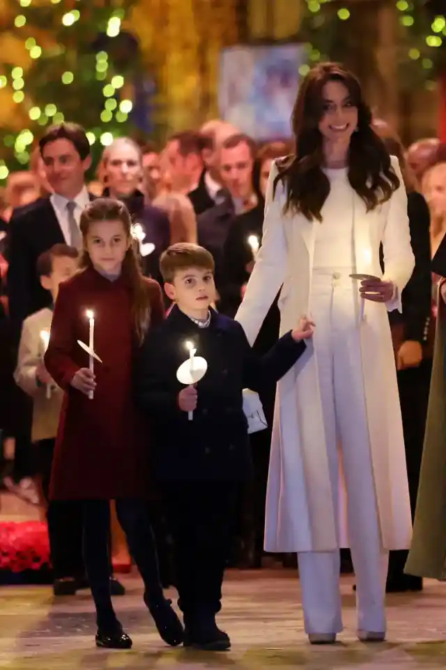 Prince Louis' Missing Finger: Uncovering the Photoshop Fail on the Royal Family's Christmas Card