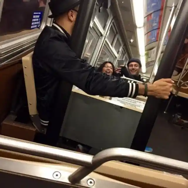 Espejo, Espejo En El Metro