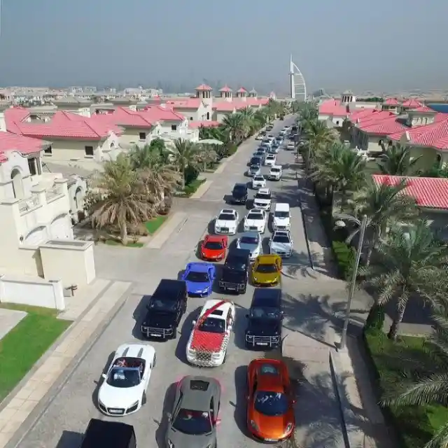 Exposition de voitures à l'heure du trafic