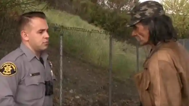 This Homeless Man’s Family Ties Changed After A Deputy Sheriff Started Talking To Him