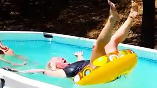 El Resbalón De La Abuela En La Piscina