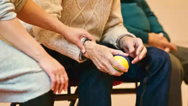 Nurse Notices Smell In Retirement Home, Calls 911 When She Realizes What’s Going On