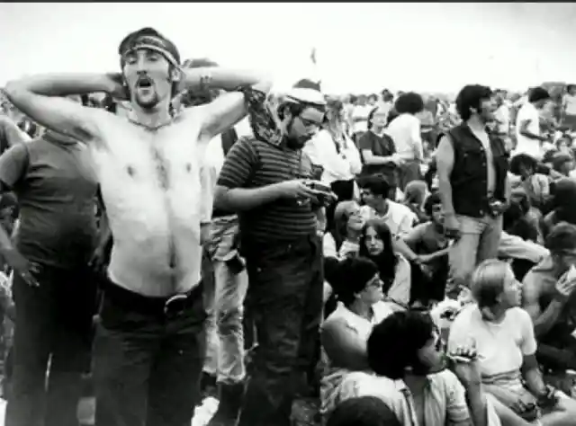 Una Multitud En El Festival