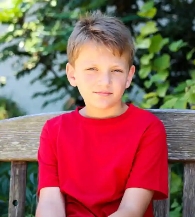 Little Boy Sits Outside Restaurant Every Day Waiting For Manager To Recognize Him