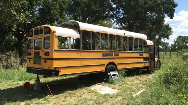 Un hombre construyó una increíble casa diminuta con un autobús escolar y 2200 dólares