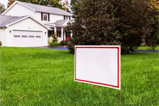 HOA Leaves Sign On Lawn, Neighbor Makes Sure They Realize Mistake