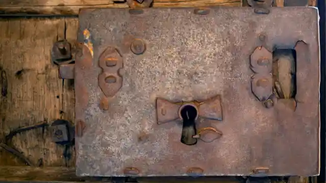 Girl Goes Missing For 5 Years, Dad Finds Buried Chain In Yard And Breaks Case Wide Open