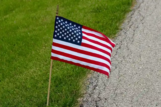 HOA Leaves Sign On Lawn, Neighbor Makes Sure They Realize Mistake