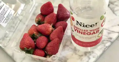 19. Make Berries Last Longer With Vinegar