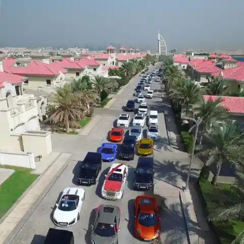 Exposición De Coches En La Hora Del Tráfico