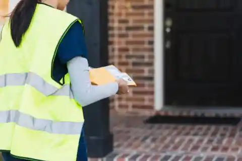 Delivery Driver Demands Husband To Recognize Her Before She Leaves