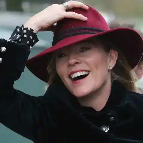 Autumn Phillips - entre 1 y 5 millones de dólares