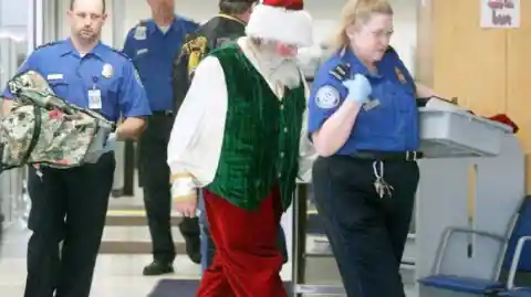 Papá Noel Travieso En El Aeropuerto