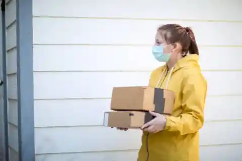 Delivery Driver Demands Husband To Recognize Her Before She Leaves