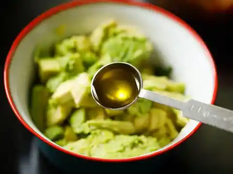 36. Spray Cooking Oil On Leftover Guacamole Before Placing It Back In Refrigerator