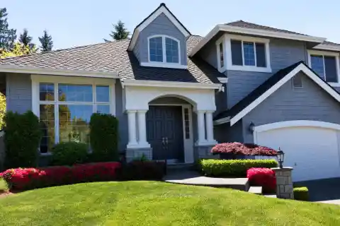 HOA Leaves Sign On Lawn, Neighbor Makes Sure They Realize Mistake