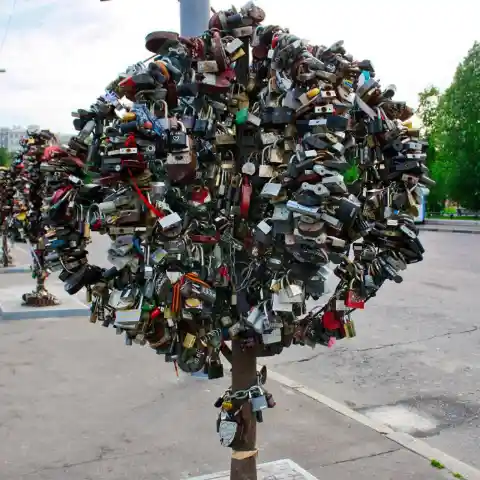 Russia’s Padlocks Of Love