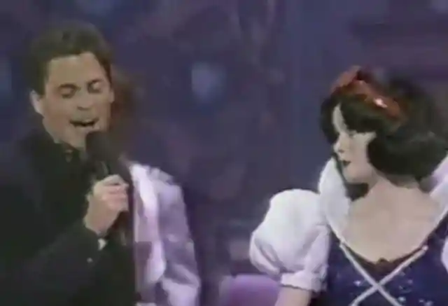1989 Oscars: Rob Lowe Sings With Snow White