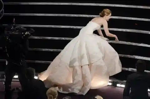 Jennifer Lawrence Stumbles at the 2013 Oscars